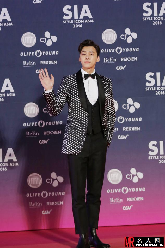 李易峰亮相SIA亚洲风尚典礼 帅气爆棚(1)