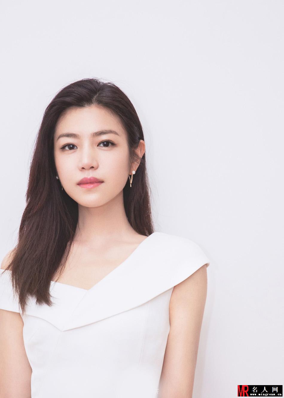 陈妍希斜肩白裙秀锁骨 温婉浅笑优雅知性(1)