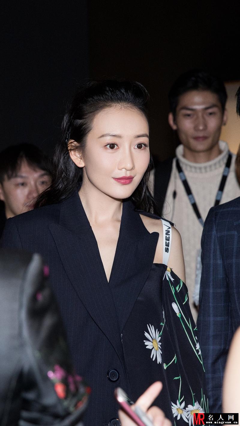 王鸥着不对称西装帅气有型 独特的拼接设计显大气精致(1)