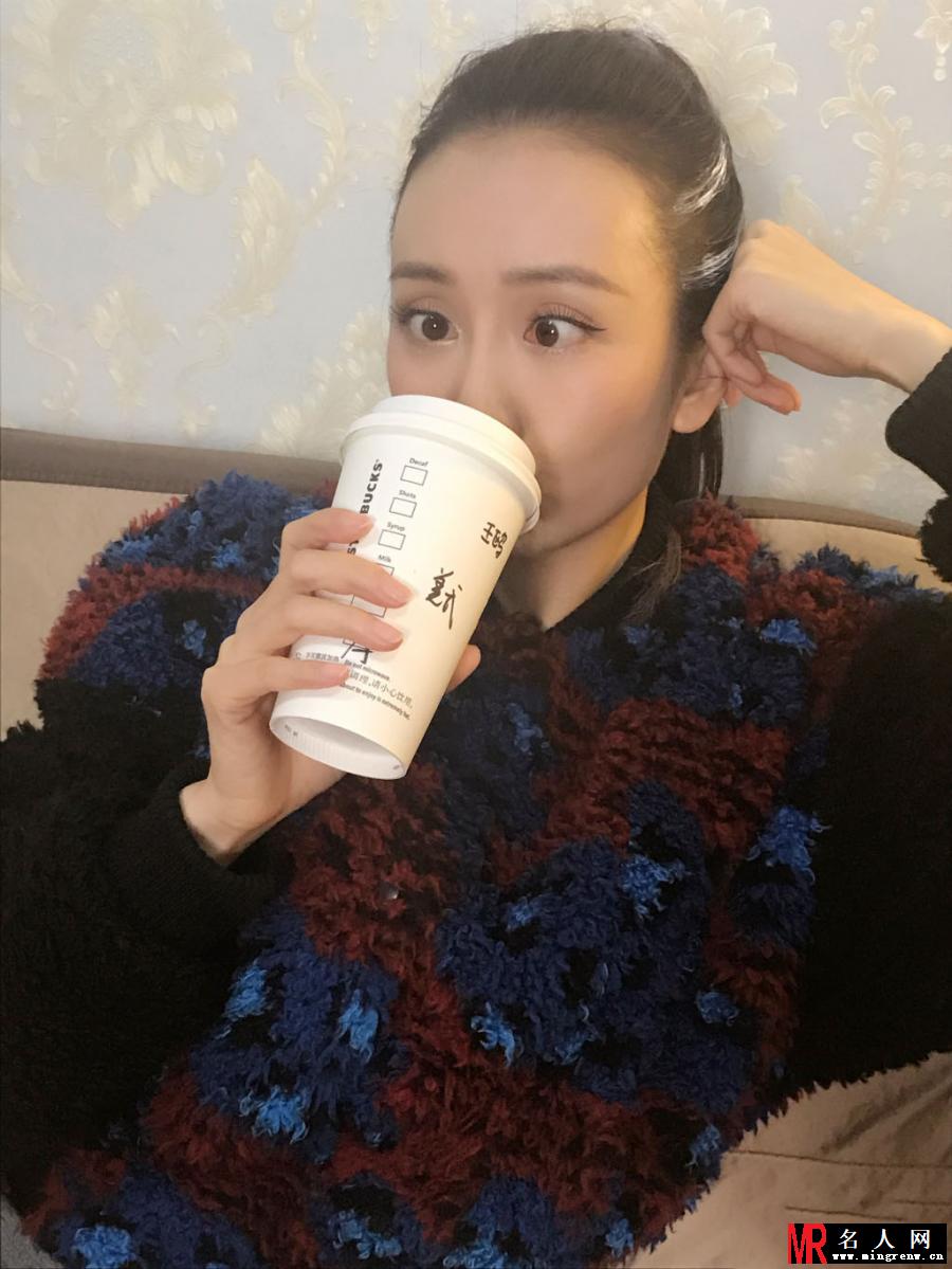 王鸥生活照曝光 撒娇卖萌展厨艺(1)