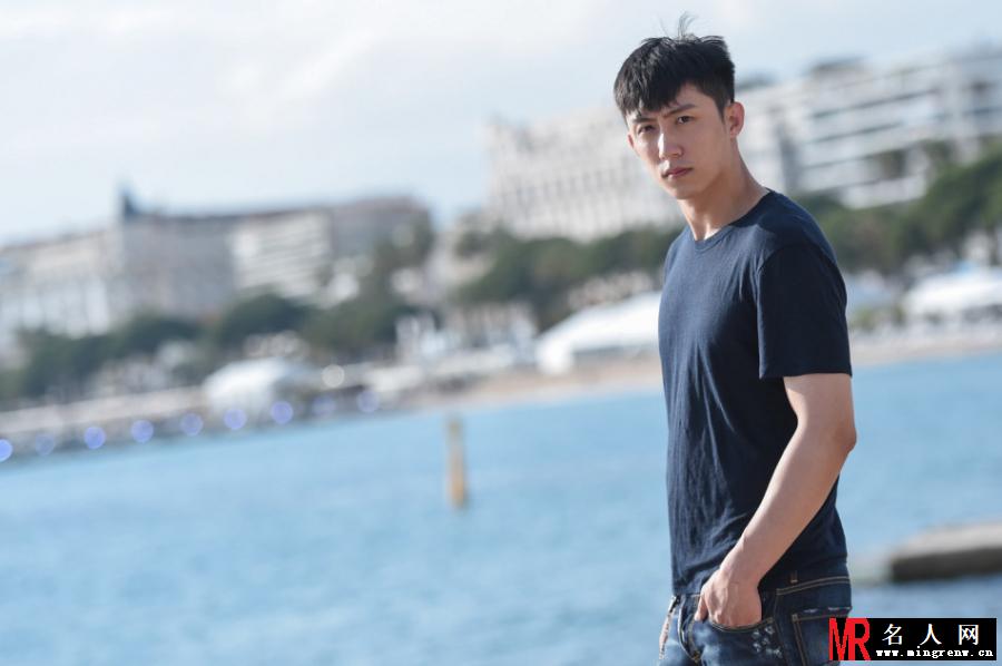 黄景瑜游荡戛纳海滩 上演忧郁潮男(1)