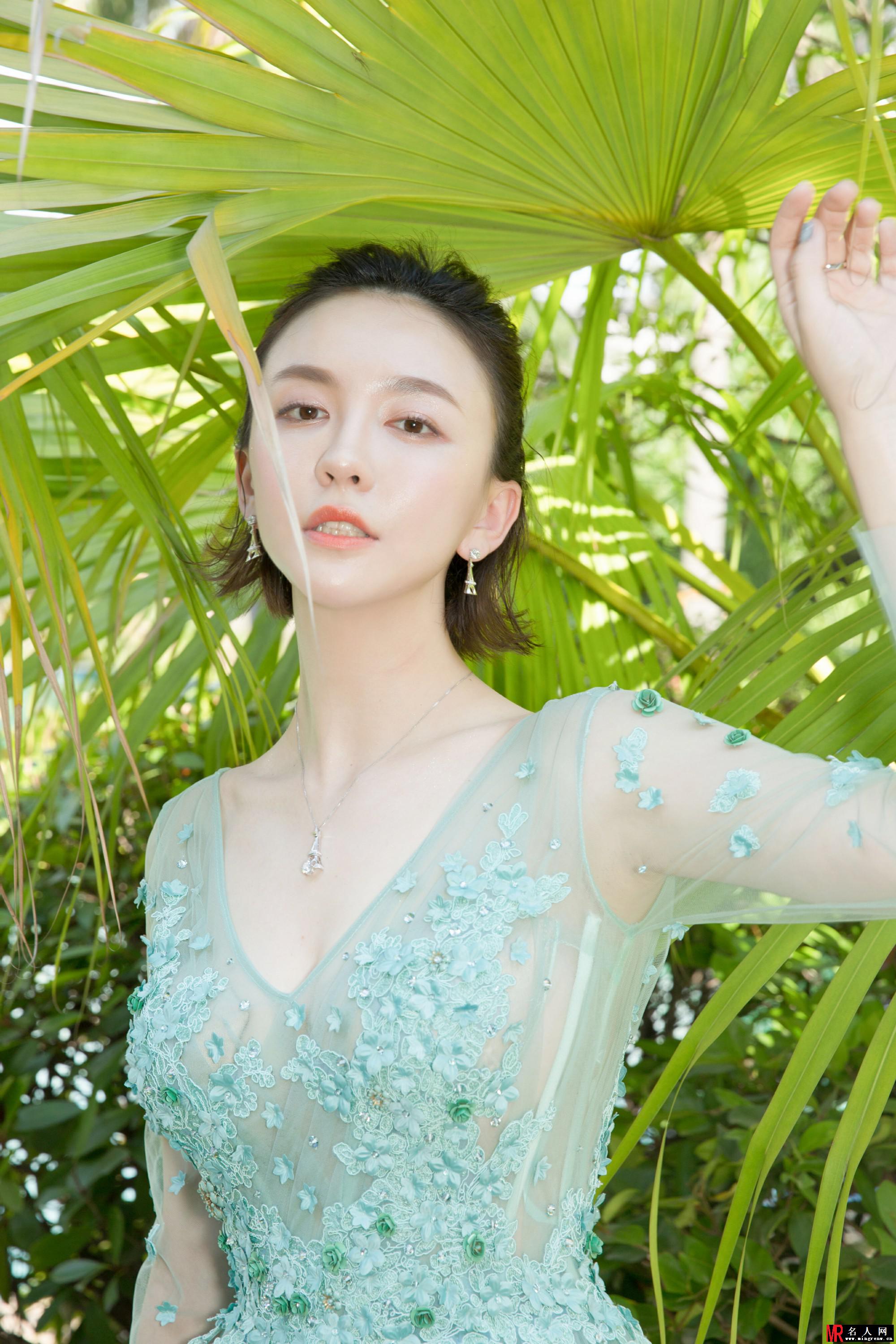 美到我了！吕佳容水心礼服大片 一抹淡绿仙气盎然(1)