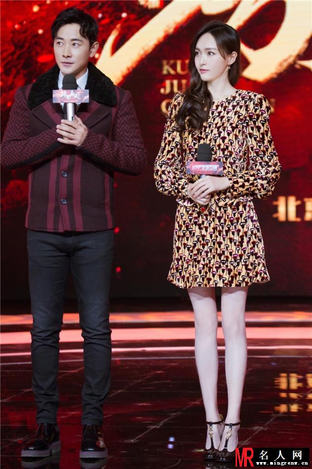 唐嫣出席活动不惧严寒大秀美腿 优雅动人(1)