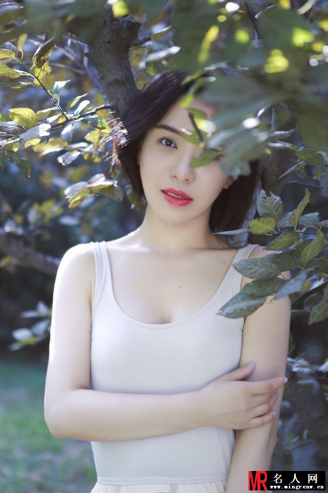 罗心妍拍户外时尚写真 演绎春日浪漫(1)