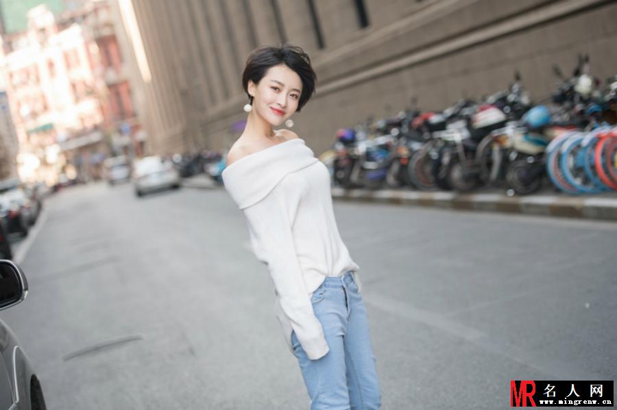 女星杨洋街拍大片 笑容比春光灿烂(1)