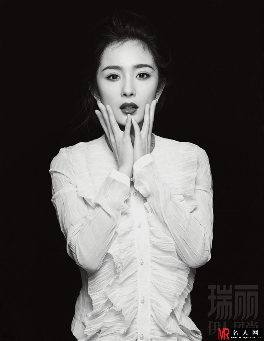 杨幂熟女写真 小露香肩尽显诱惑(1)
