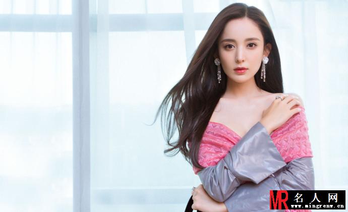 古力娜扎身穿粉裙出席某时尚活动 妩媚撩发秀美胸(1)