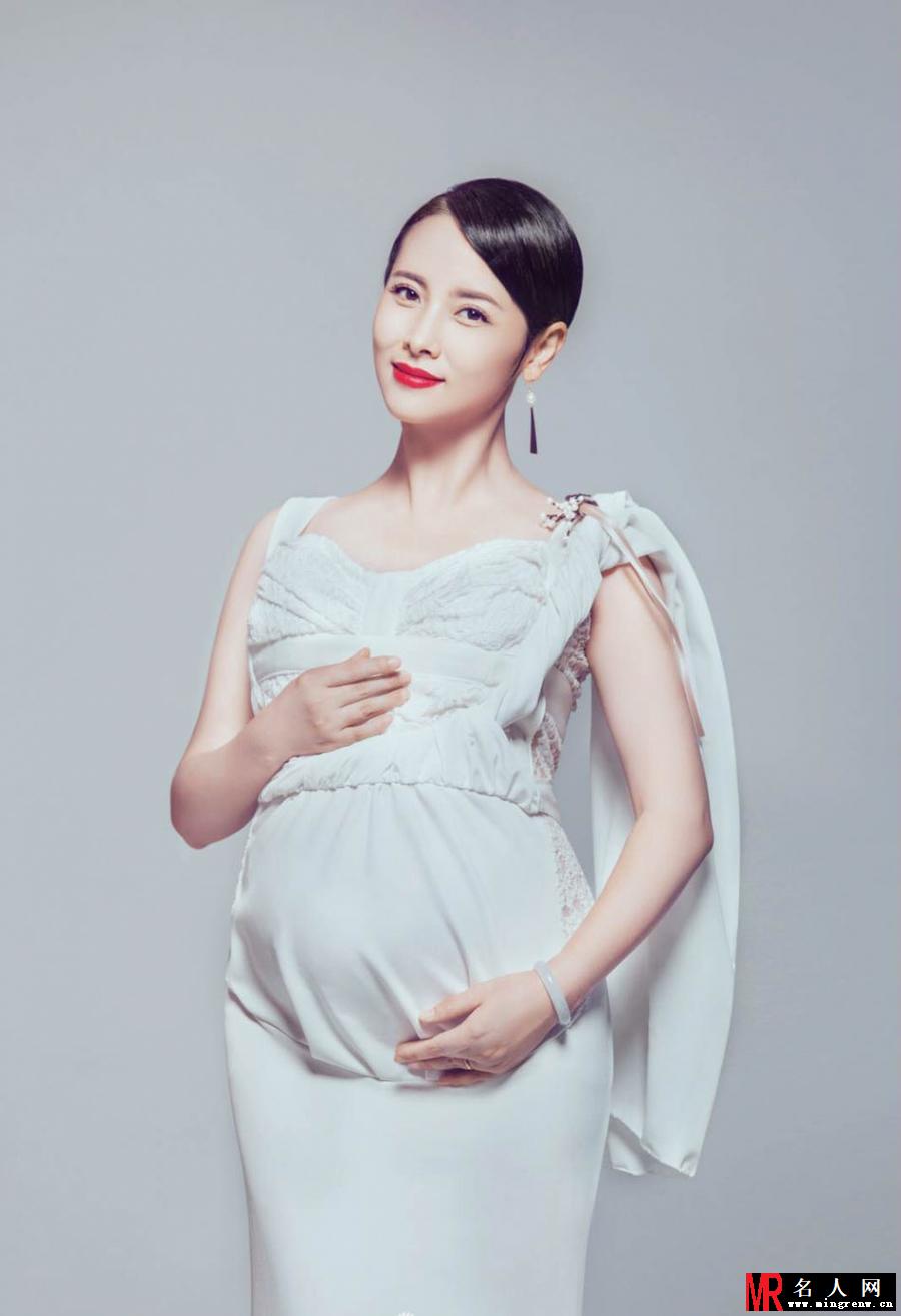 杨明娜挺孕肚幸福满满 四肢纤细容颜动人(1)