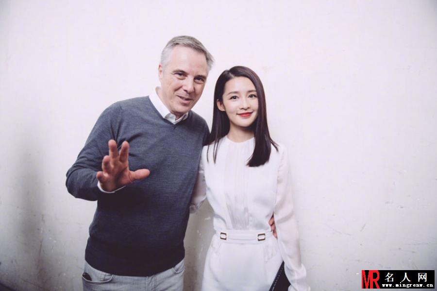 李沁白色短裙秀美腿 长发垂肩女人味十足(1)