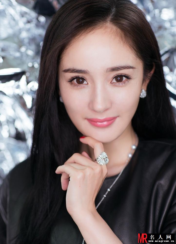 杨幂黑色皮裙惊艳亮相 美艳大气尽显妙曼身姿(1)
