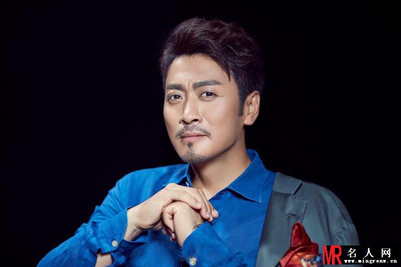 黄俊鹏熟男写真 眼神深邃从容显现熟男魅力(1)