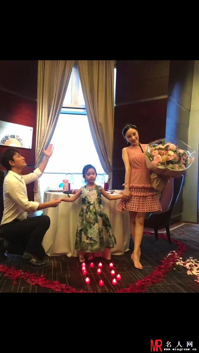 李小璐贾乃亮庆结婚5周年 浪漫温暖晒甜蜜美照(1)