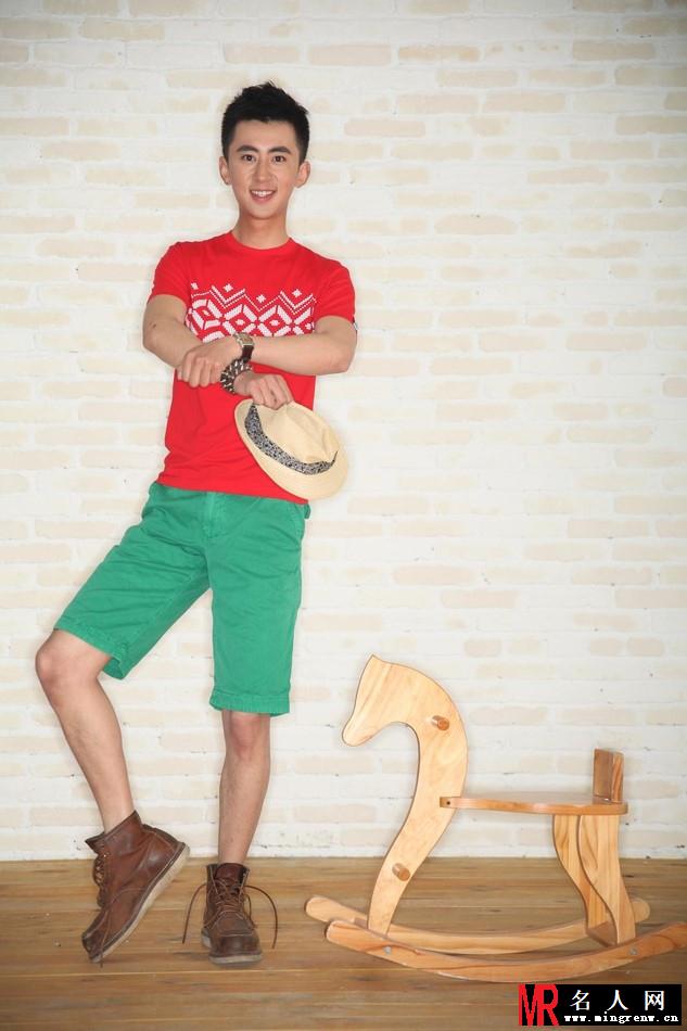 刘小震曝清新夏日写真 俏皮活泼活力十足(1)