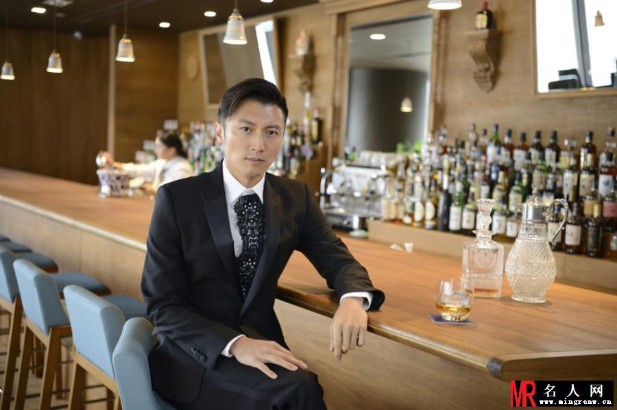 谢霆锋西装大片曝光 眼神坚定总裁范儿十足(1)