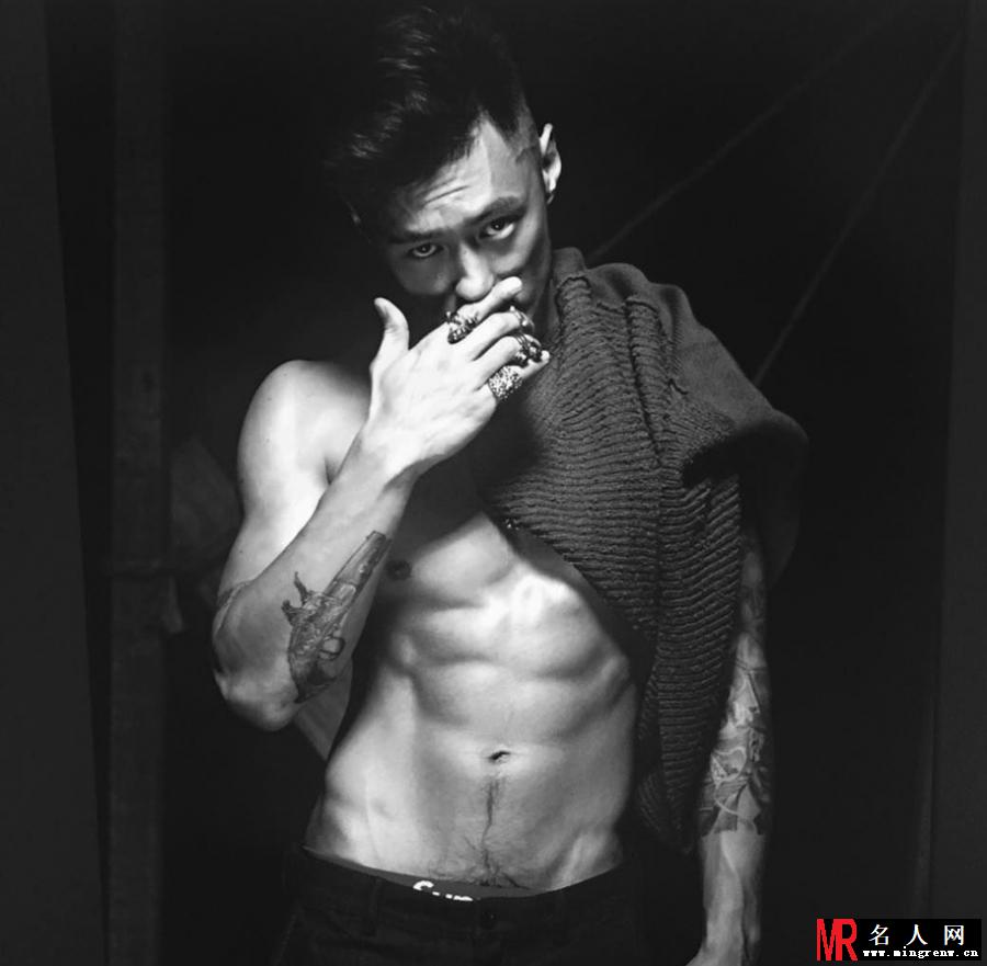 余文乐晒出性感半裸照 表情man劲十足(1)