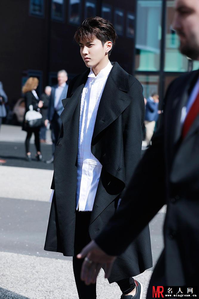 吴亦凡时尚街拍 完美诠释英伦范儿(1)