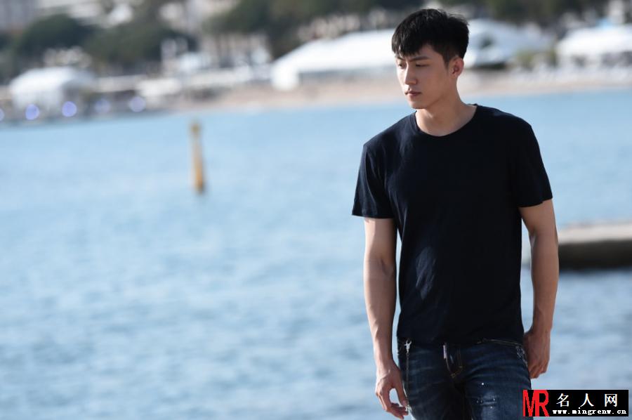 黄景瑜游荡戛纳海滩 上演忧郁潮男(1)