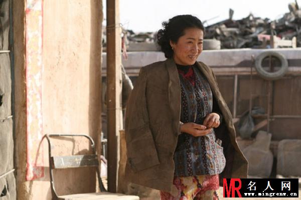 无人区油站老板娘剧照(1)