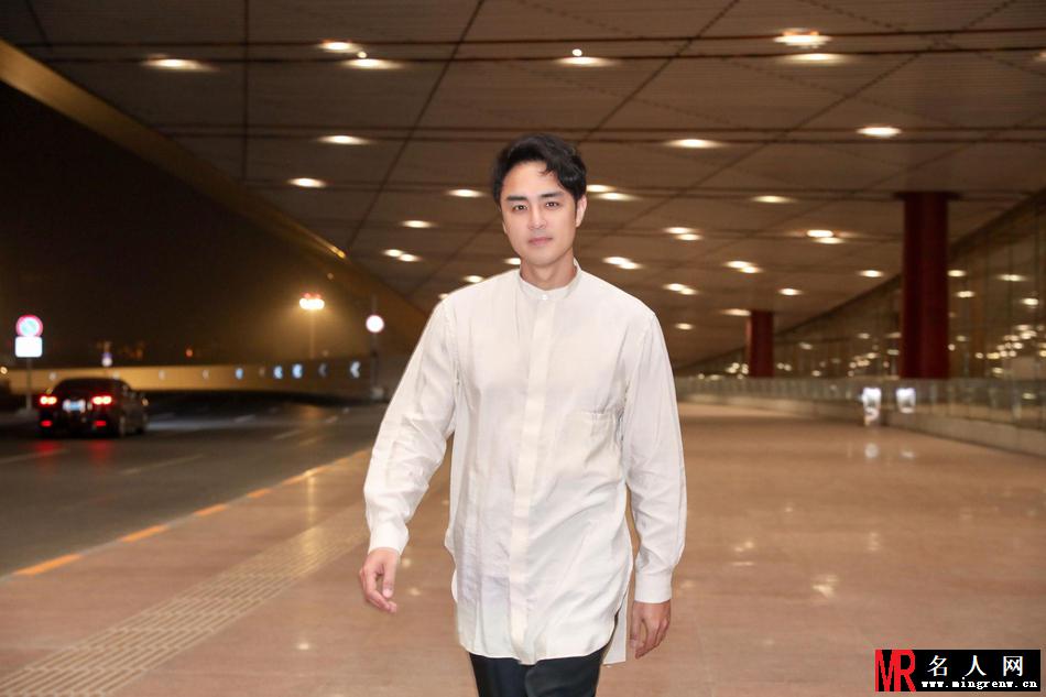 明道启程戛纳电影节 从容诠释法式时尚(1)