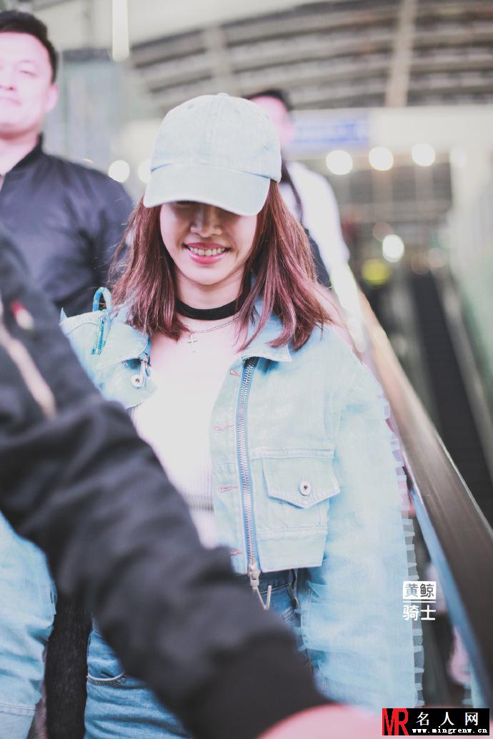 蔡依林现身机场 打扮娇俏如18少女(1)
