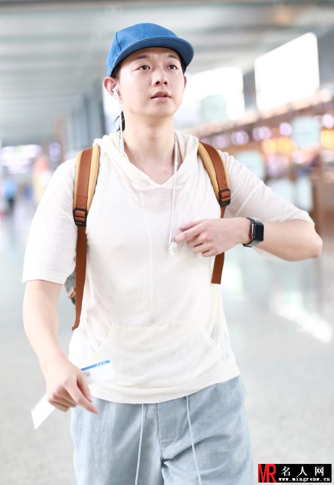 霍尊休闲装现身  白T短裤清爽似学生(1)