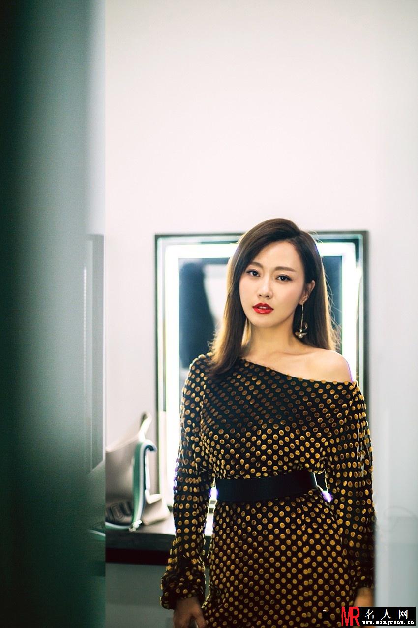 潘长江女儿小露香肩 妆容精致女神范儿十足(1)