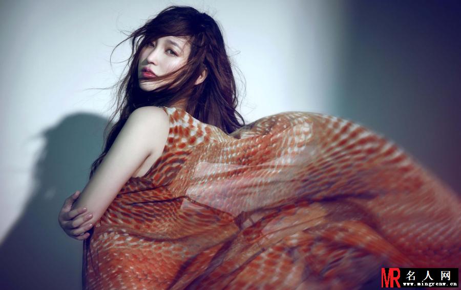 金莎英伦写真曝光 大秀美腿妩媚诱人(1)