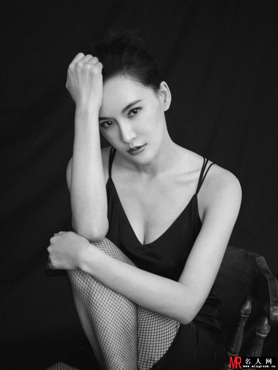 莫小棋最新夏日写真 慵懒随性呈现熟女魅力(1)