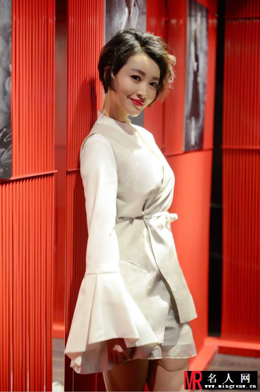 女星杨洋短发现身 俏皮灵动(1)