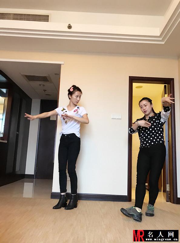素颜气质清新似少女！李念剧组勤练唱戏有模有样(1)