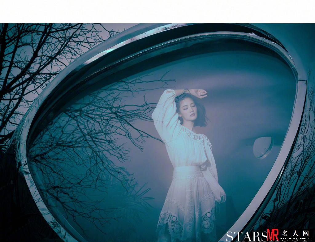 李沁时尚大片曝光 虚实光影下露精致美颜(1)