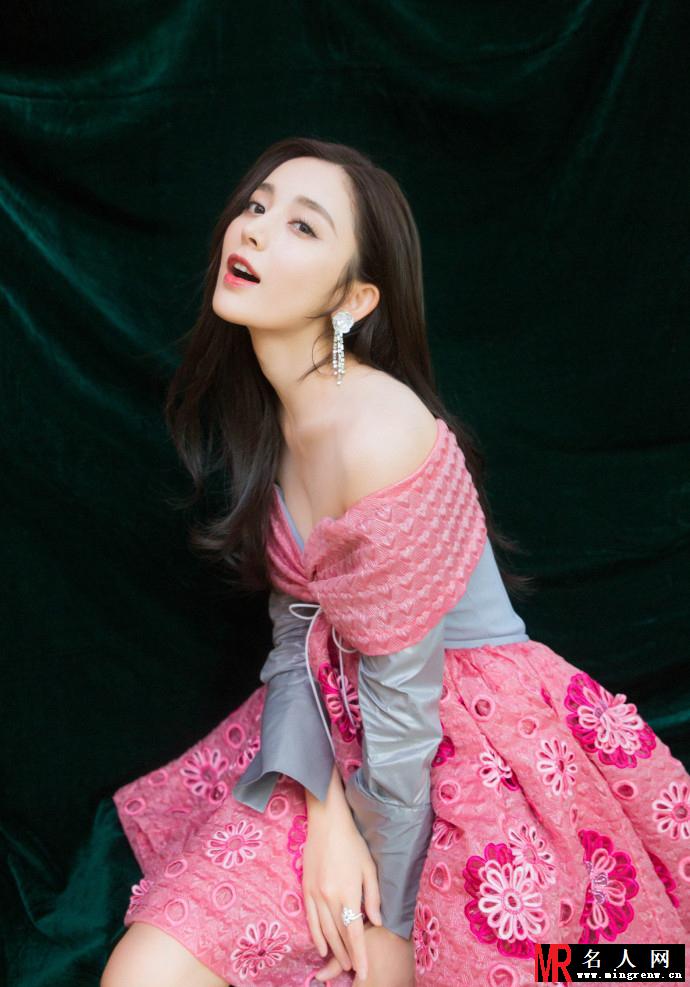 古力娜扎身穿粉裙出席某时尚活动 妩媚撩发秀美胸(1)