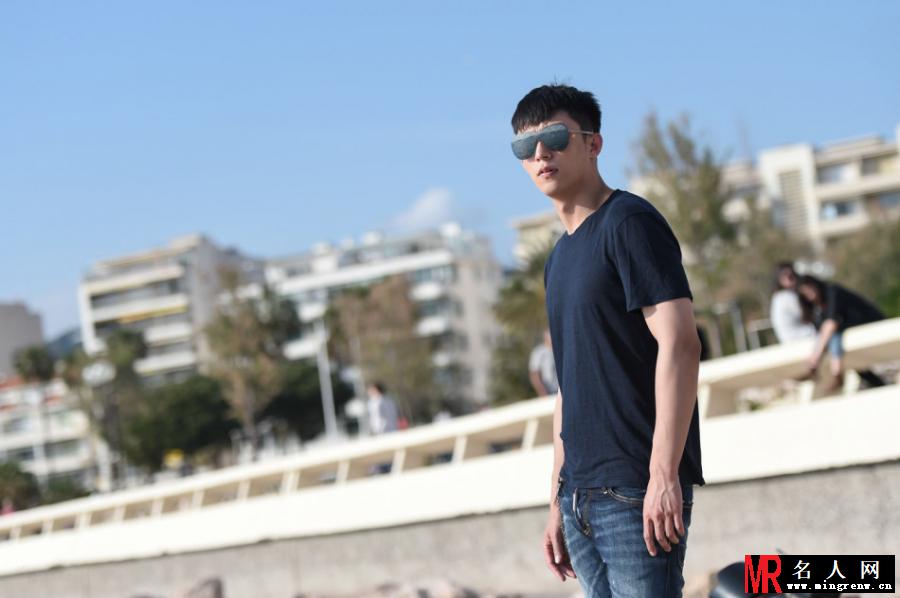 黄景瑜游荡戛纳海滩 上演忧郁潮男(1)