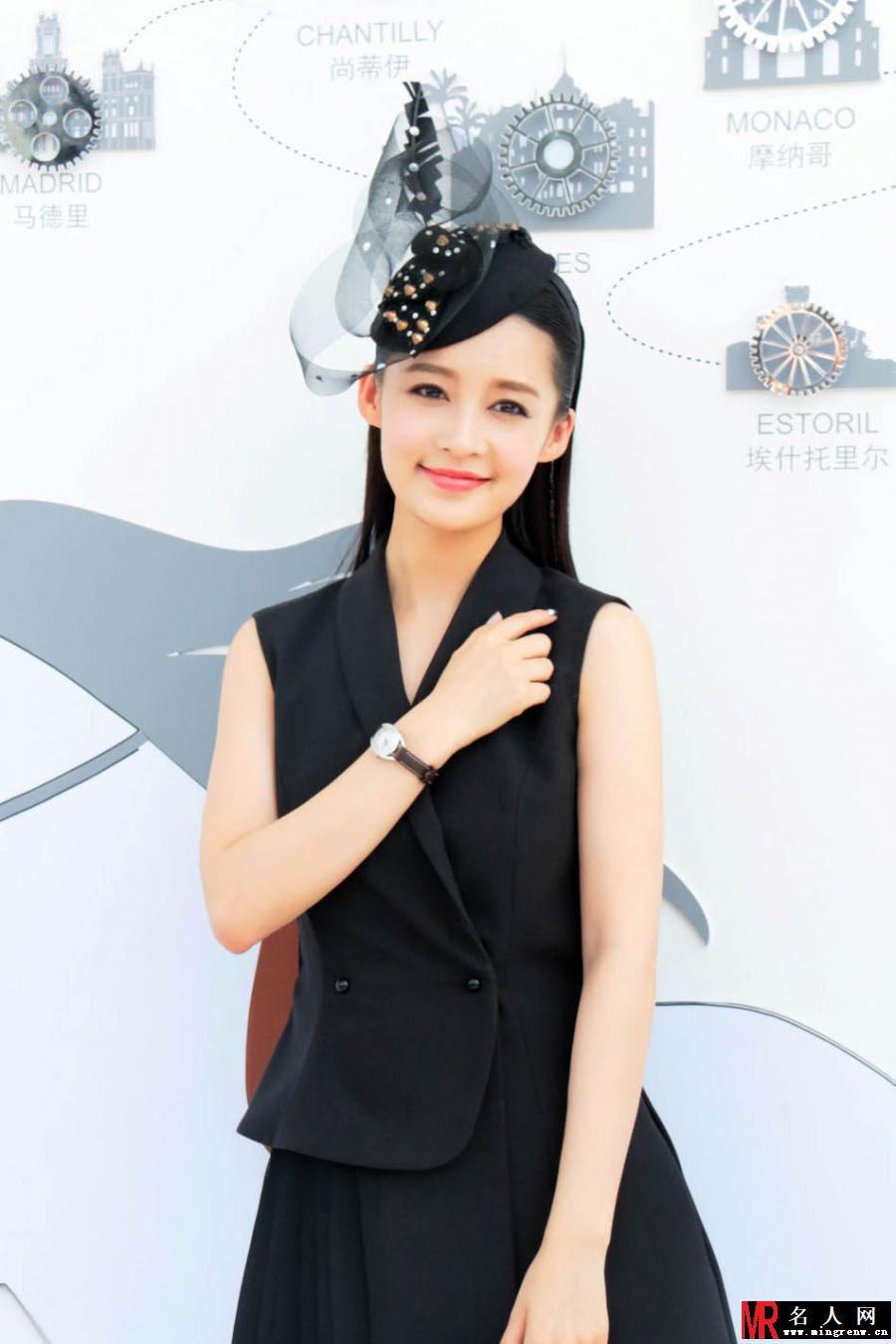 李沁亮相马术活动 西装式小礼服优雅率性(1)