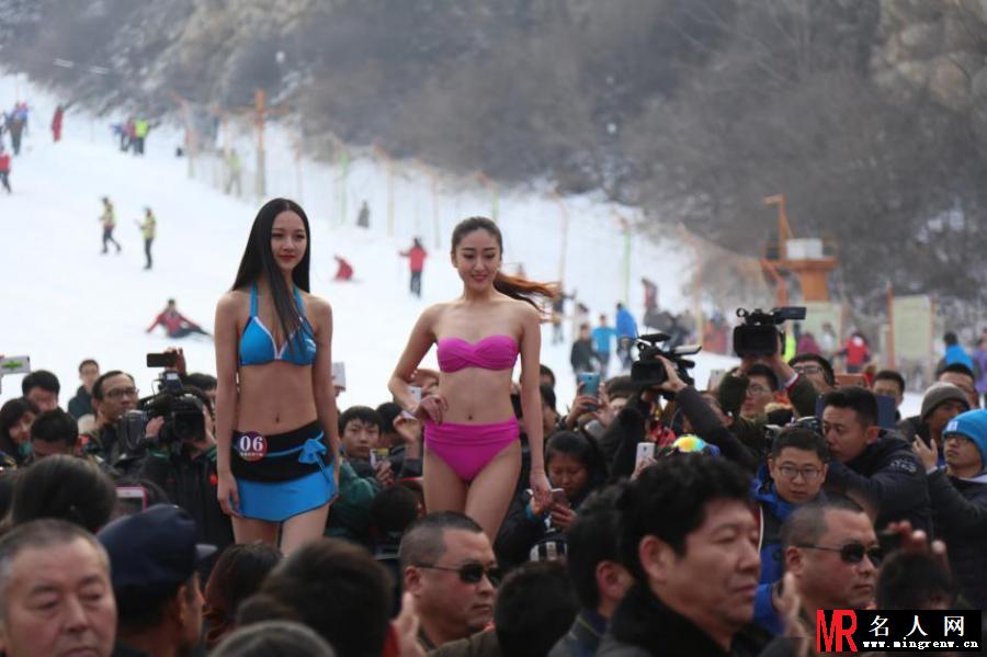 女大学生零下3度穿泳装走秀(1)