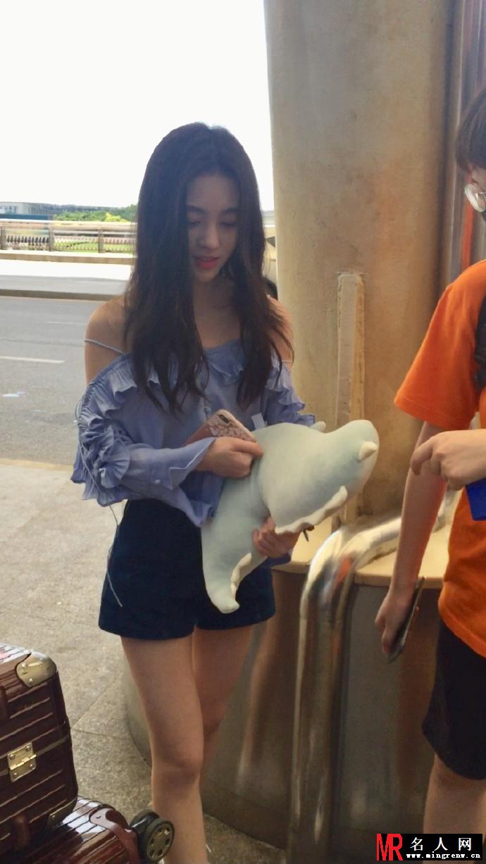 鞠婧祎机场生图颜值能打 皮美腿纤细气质绝佳(1)