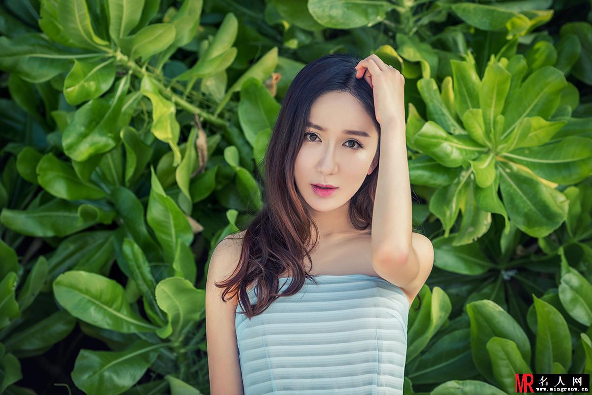 娄艺潇旅行写真曝光 穿抹胸蓝裙性感十足甜笑满分(1)