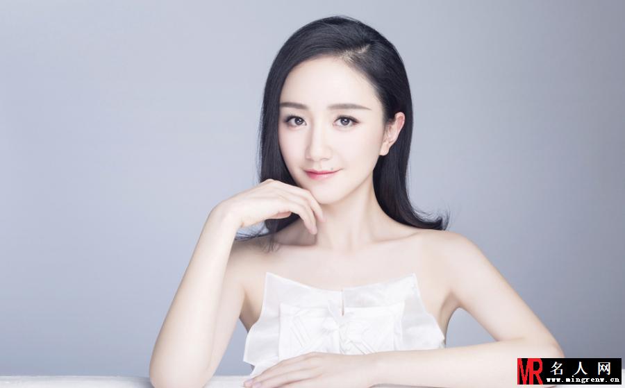 李倩纯白治愈眼神深情 仙女气质表露无疑(1)