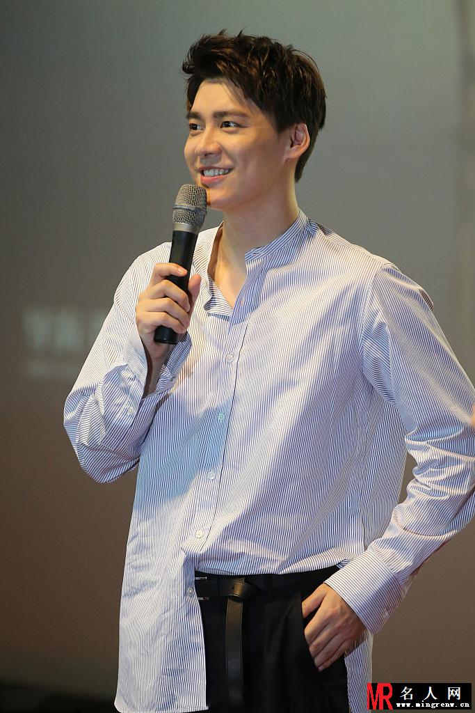 李易峰衬衫半塞裤腰帅气 拒粉丝表白求抱(1)