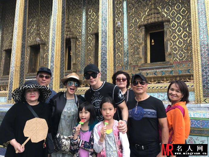 钟丽缇一家游泰国晒美照 张伦硕与女儿亲密互动(1)