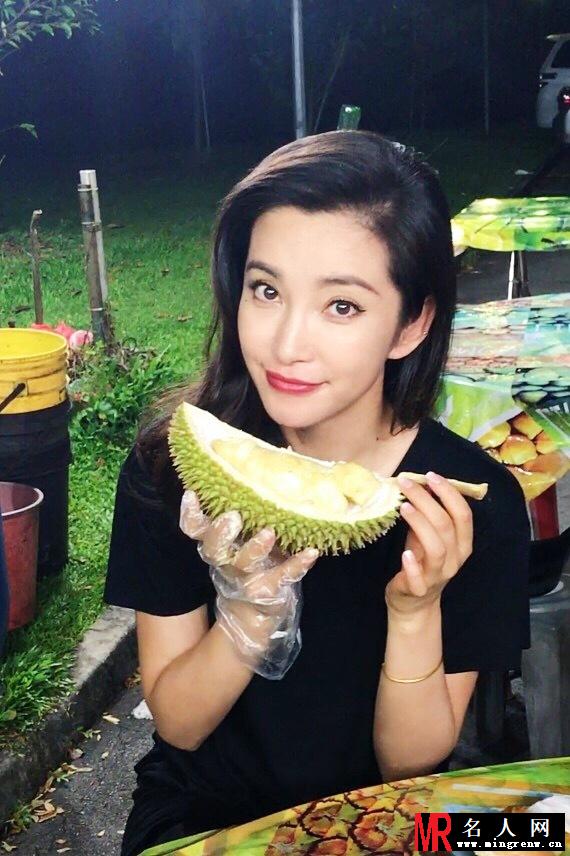 李冰冰吃榴莲开心大笑(1)