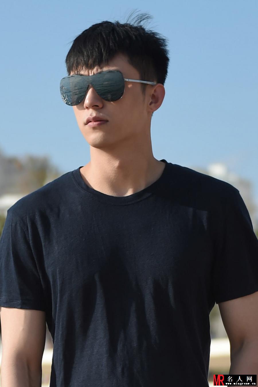 黄景瑜游荡戛纳海滩 上演忧郁潮男(1)