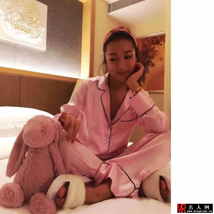 吉克隽逸晒庆生照片 身着睡衣尽显愉悦氛围(1)