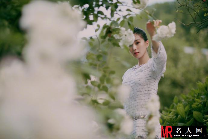 刘诗诗身穿纯白套装漫步花丛中 诠释人比花娇(1)