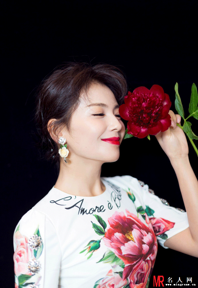 刘涛着花朵包臀裙秀完美曲线 精致又迷人(1)