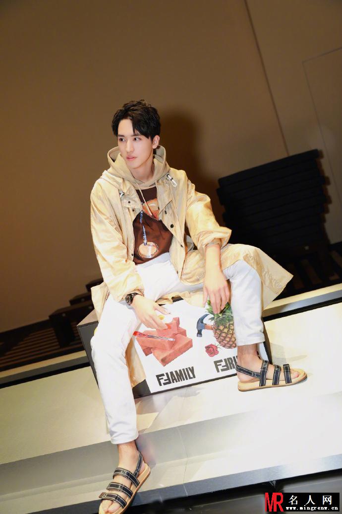 许魏洲米兰时装周 FENDI 风衣在身飘逸撩人(1)