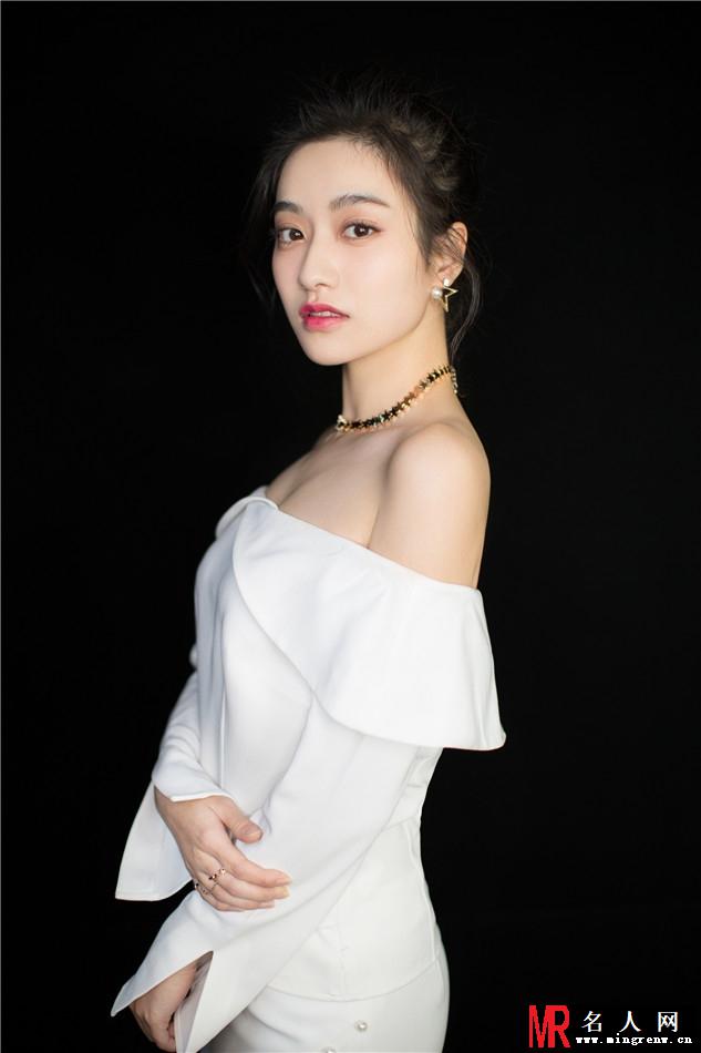 演员孙雪宁最新写真曝光 大秀香肩尽显女性柔美一面(1)
