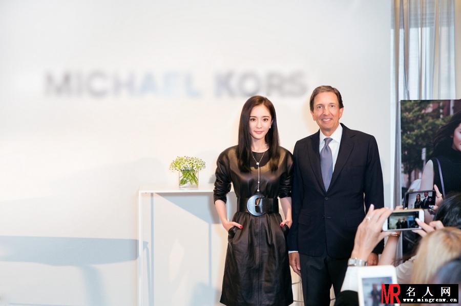 杨幂黑色皮裙惊艳亮相 美艳大气尽显妙曼身姿(1)