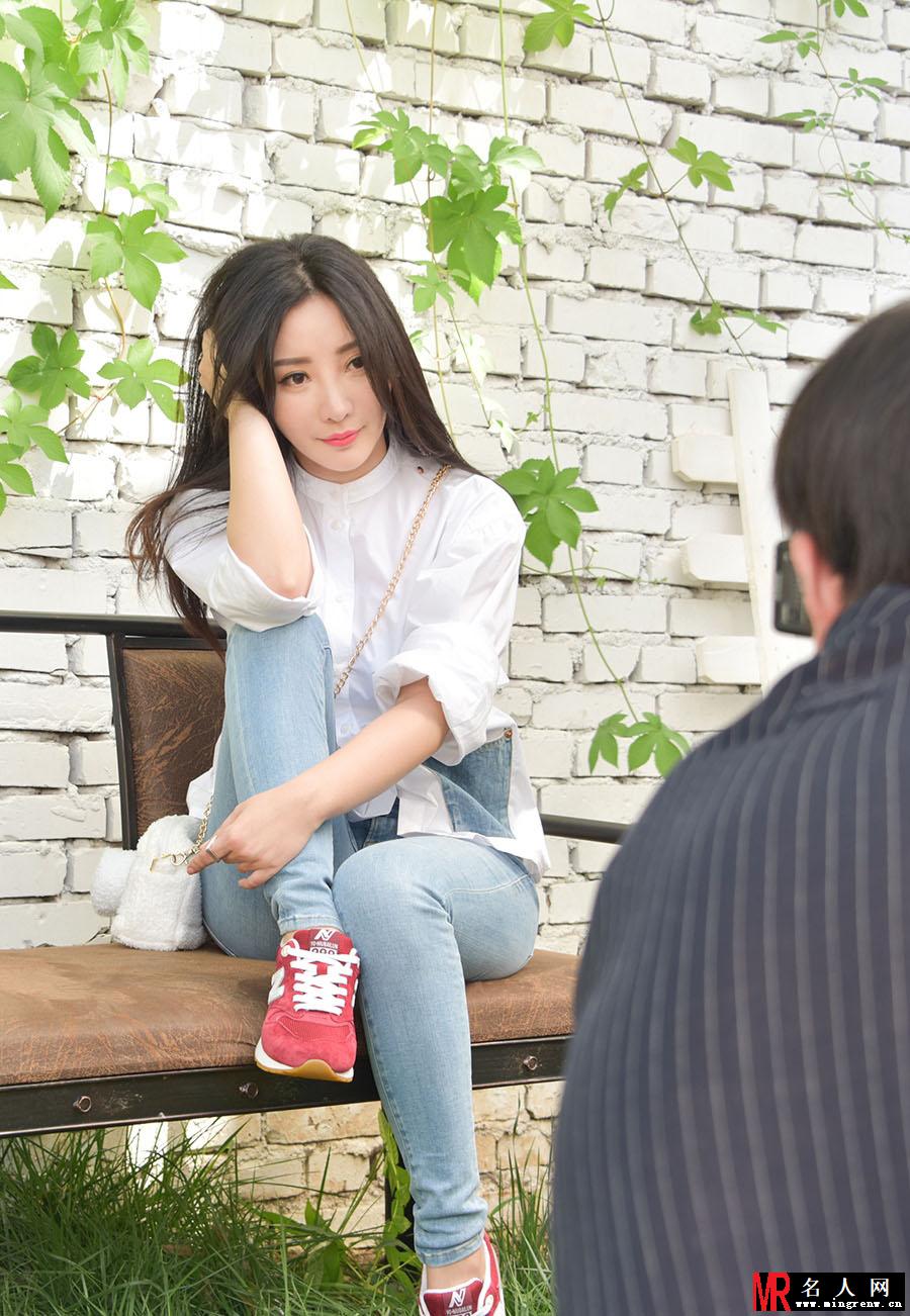 柳岩街拍花絮曝光 三套LOOK少女感十足(1)