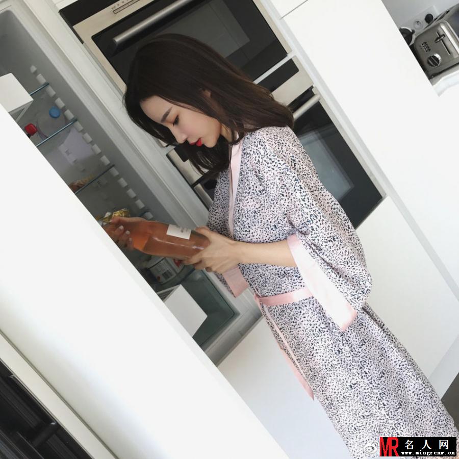 思聪前女友雪梨晒自拍 身穿背带裤卖萌清纯似少女(1)